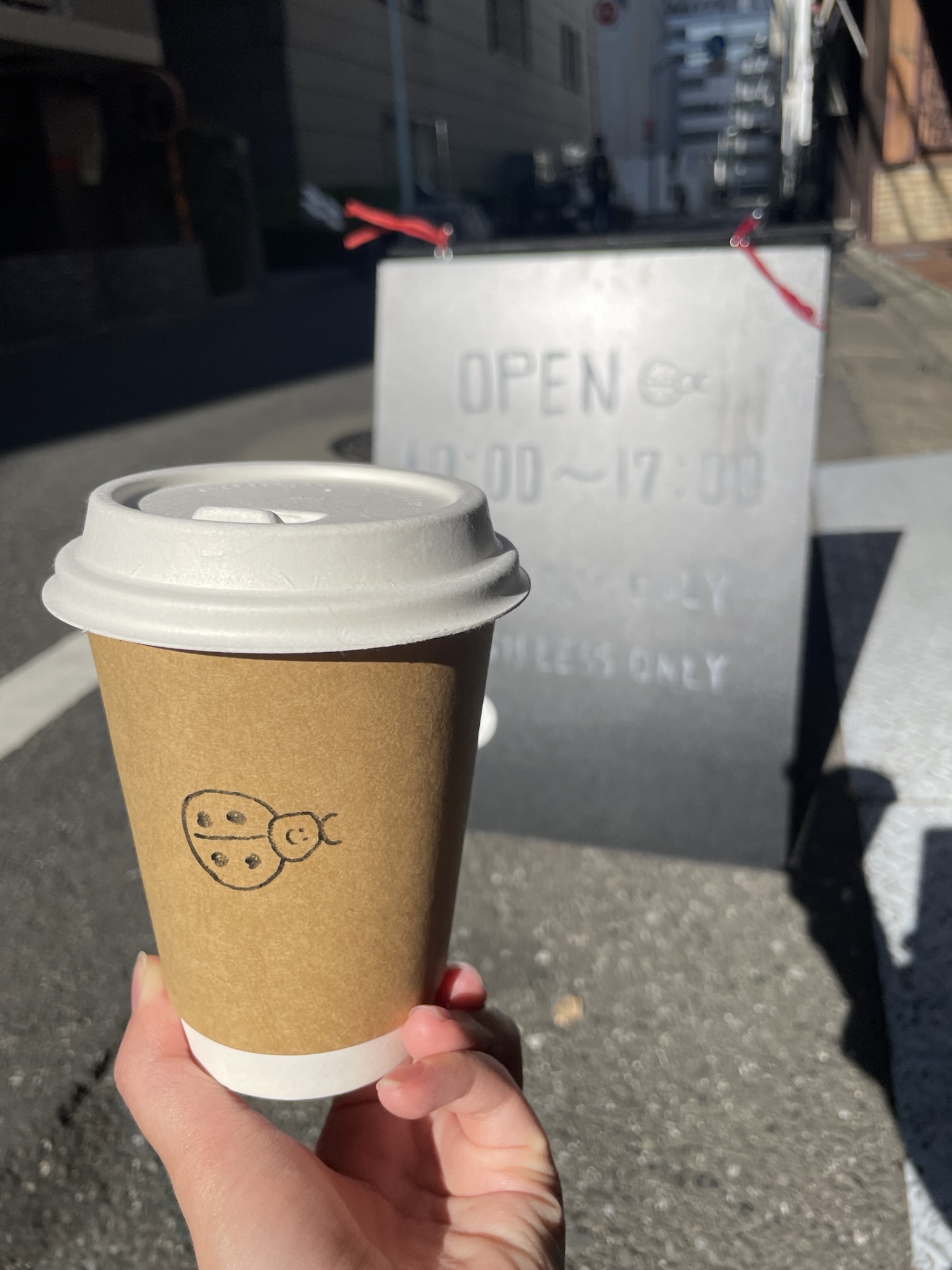 間借り営業時の看板とドリンクの様子